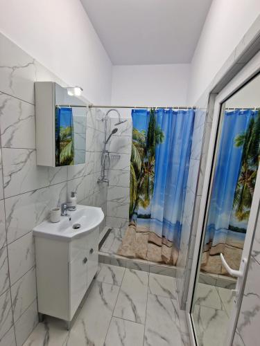 a bathroom with a sink and a shower at Casa Nicola in 2 Mai