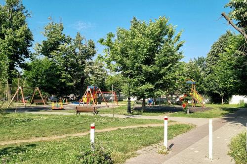 um parque com um parque infantil com escorregas e baloiços em Bijou Aparthotel em Galaţi