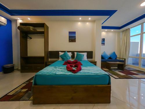 Una cama o camas en una habitación de Seaview Panorama Boatel