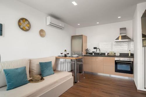 馬塔拉的住宿－Nieva Apartment 2，带沙发的客厅和厨房