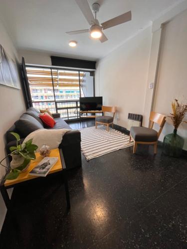 a living room with a couch and a table at Departamento Urquiza in San Miguel de Tucumán