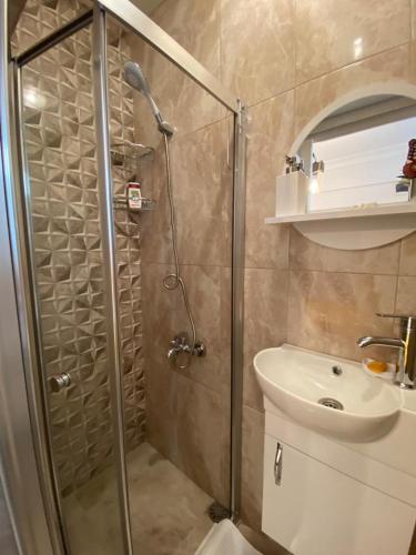 a bathroom with a shower and a toilet and a sink at Besiktask Beşiktaş İstanbul in Istanbul