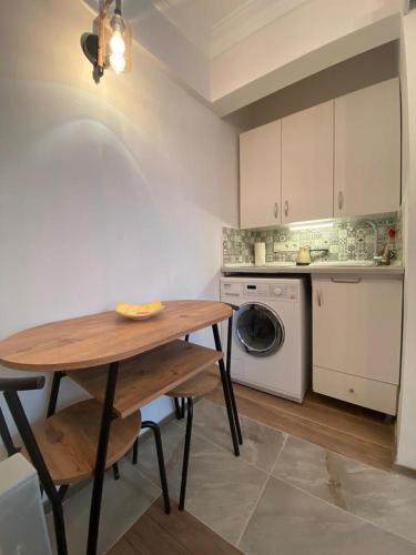 a kitchen with a table and a washing machine at Besiktask Beşiktaş İstanbul in Istanbul