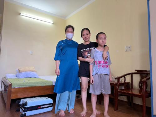 un groupe de trois enfants debout dans une pièce dans l'établissement Căn hộ Mường Thanh Cửa Lò 2108, à Dong Quan