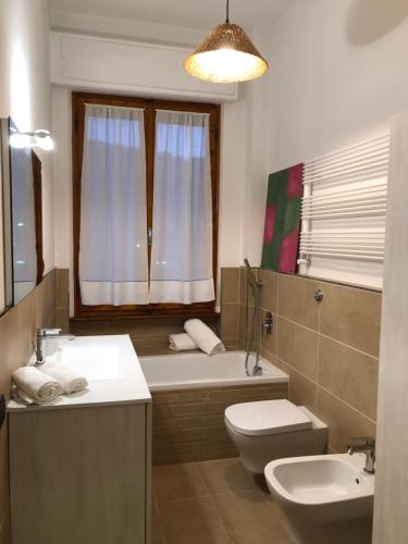 ein Badezimmer mit einer Badewanne, einem WC und einem Waschbecken in der Unterkunft Casa Giusti in Poggibonsi