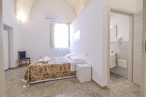 - une chambre blanche avec un lit et une salle de bains dans l'établissement Villa Pamela, à Barbarano