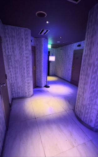 an empty room with purple lights on the floor at grandir ｸﾞﾗﾝﾃﾞｨｰﾙ-Adult Only- in Yokohama