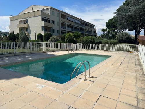 ein Schwimmbad vor einem Gebäude in der Unterkunft Studio Calme Dernier Etage in Antibes