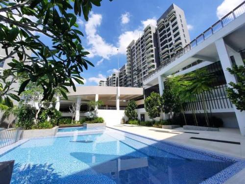 una piscina di fronte a un edificio di Aisyah Homestay Putrajaya Muslim a Putrajaya