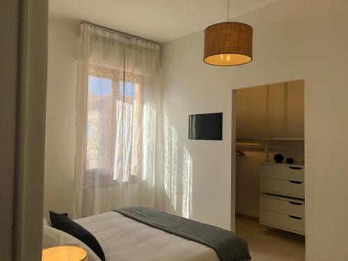 Schlafzimmer mit einem Bett und einem Fenster in der Unterkunft Casa Giusti in Poggibonsi