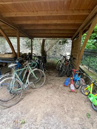 a group of bikes parked under a shed at Domaine Spa Perret-3Ha-Château ArtDéco MasterSuite B&B ou Gîte de Charme-À3Mn Giverny-Jardins Monet-Le Vexin-Piscine Chauffée en Haute Saison-Aire Enfants-PingPong-Options Dîner-Billard-Massage-Yoga-Coaching-Fitness-Sauna-Hammam-Promo2Nuits Jacuzzi inclus in Sainte-Geneviève-lès-Gasny
