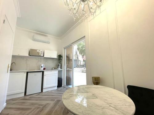 - une cuisine et une table dans une pièce dans l'établissement myinsolite-l'onyx, à Vauvert