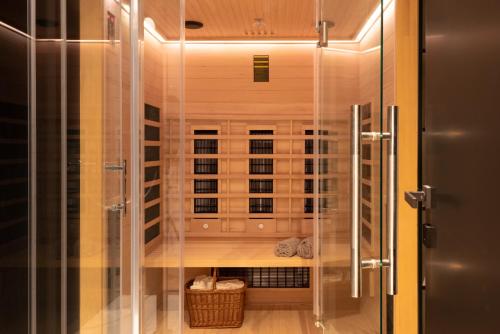 een douche met een glazen deur in de badkamer bij Villa Vittorina - New Rental in Svetvinčenat