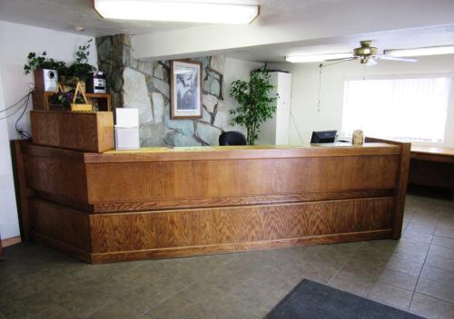 a courtroom with a wooden practition at Yellowstone Country Inn in West Yellowstone
