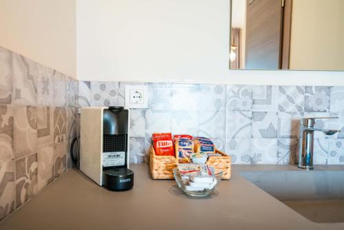 a kitchen counter with a coffee maker and a microwave at Casa la Scala in Agia Triada