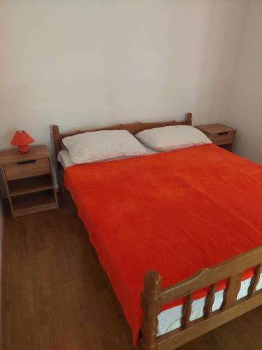 En eller flere senge i et værelse på Apartman DANA