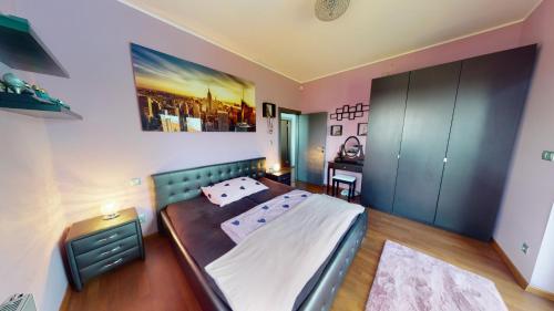 1 dormitorio con 1 cama y una pintura en la pared en GOLF POOL VILLA, en Šajdíkove Humence