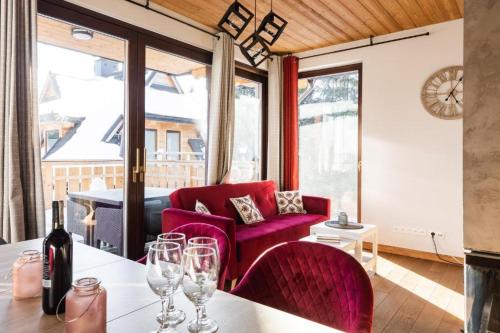 Una habitación con una mesa con copas de vino encima. en Domek MAGURA, en Dzianisz
