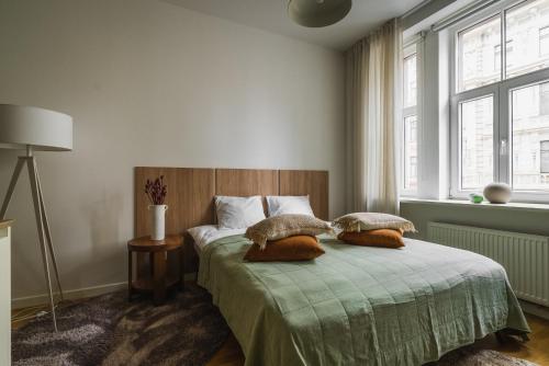 um quarto com uma cama com duas almofadas em Cozy City Break apartment em Riga