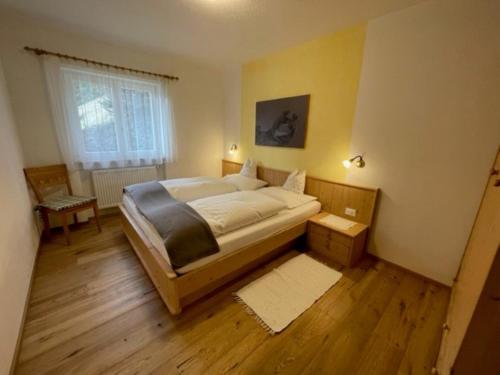 Panoramic Residence Schopplhof في Villnoss: غرفة نوم بسرير كبير ونافذة