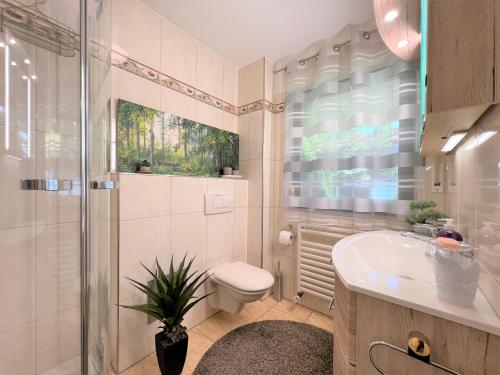 uma casa de banho com um WC, um lavatório e um chuveiro em NEU! Charmantes 3 Zimmer Korbstadt-Apartment, Terrasse, Wanderwege, optimale Anbindung em Lichtenfels