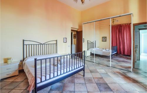 - une chambre avec un lit et une baignoire dans l'établissement Awesome Apartment In Bonifati With Kitchen, à Bonifati