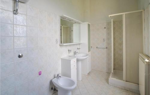 La salle de bains est pourvue de 2 lavabos, de toilettes et d'une douche. dans l'établissement Awesome Apartment In Bonifati With Kitchen, à Bonifati