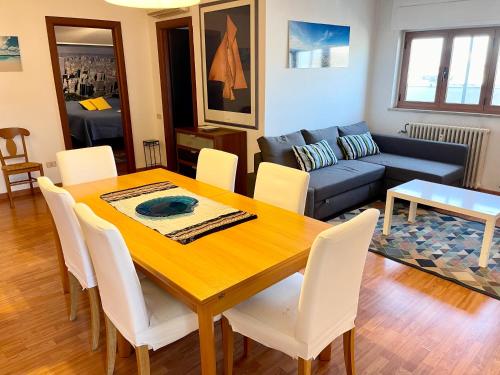 uma sala de estar com uma mesa e um sofá em Loft in centro vista Mare em Pescara