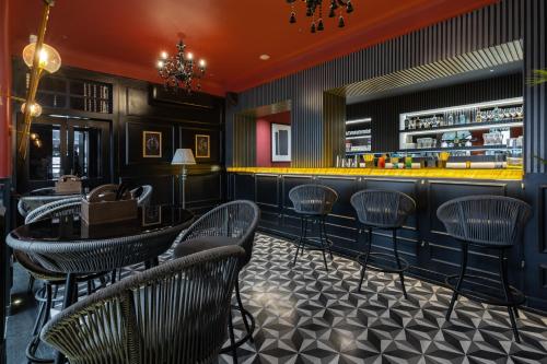 El salón o zona de bar de Downtown Prime A Premium Boutique Hotel Udaipur - My Downtown Hotels