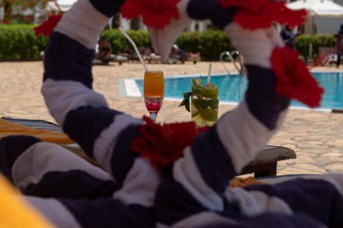 einen Tisch mit gestreiften Socken und ein Glas Wein in der Unterkunft Happy Life Village Dahab in Dahab