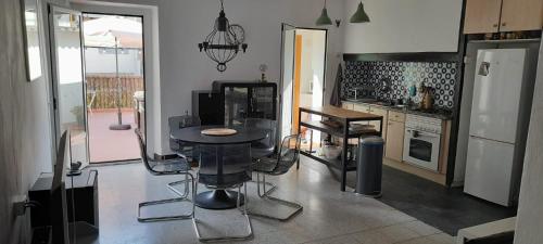 uma cozinha com uma mesa no meio em Mediterranien Terrace em Calella
