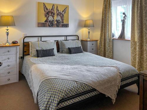um quarto com uma cama grande e 2 candeeiros em Castle Clover em Bridgnorth