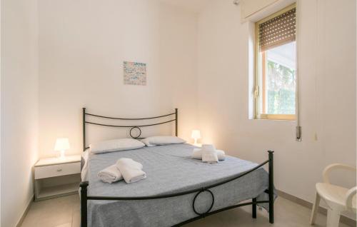 1 dormitorio con 1 cama con 2 toallas en 3 Bedroom Nice Home In St, Maria Del Focallo, en Santa Maria del Focallo