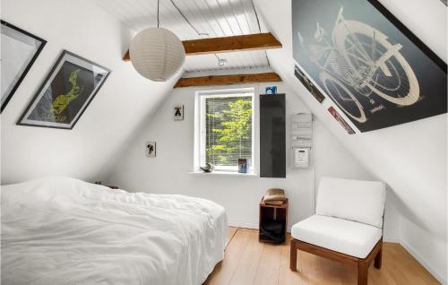 una camera con un letto bianco e una sedia bianca di 2 Bedroom Amazing Home In Sams a Permelille