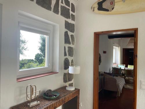 una habitación con una ventana y una pared de piedra en A House in The Woods, en Sintra