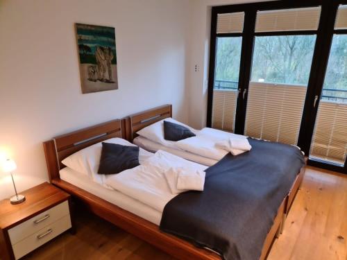 En eller flere senge i et værelse på Rothtraut Remise Whg5