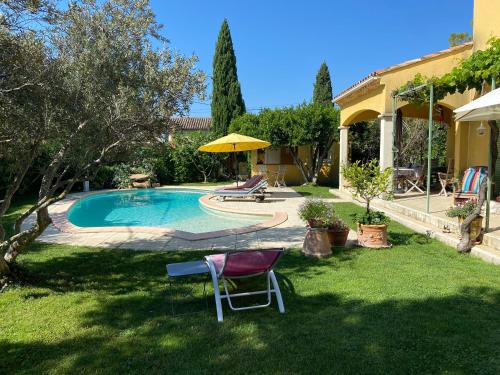 Πισίνα στο ή κοντά στο Studio bord de piscine
