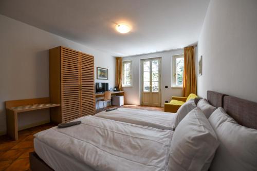 מיטה או מיטות בחדר ב-Aquazzurra Resort & Aparthotel