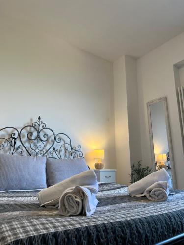 a bedroom with a bed with towels on it at Panorama in Someraro
