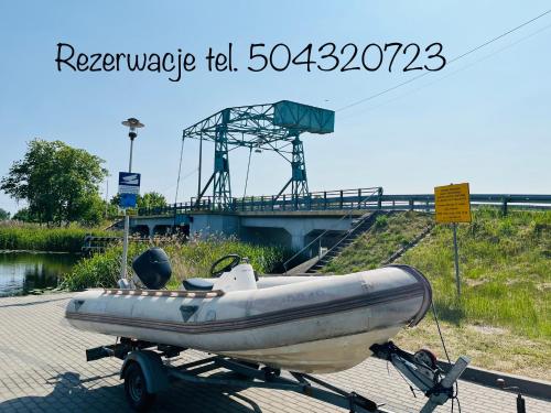 un bateau sur une remorque devant un pont dans l'établissement Czapla siwa, à Sztutowo