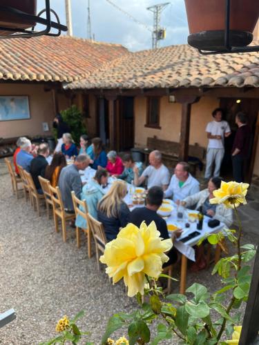 eine Gruppe von Personen, die in einem Restaurant an Tischen sitzen in der Unterkunft Albergue Rural Las Águedas in Murias de Rechivaldo