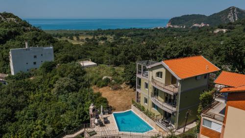een luchtzicht op een huis met een zwembad bij Villa Montenegrina in Petrovac na Moru
