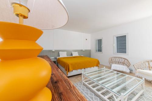 Cette chambre comprend un lit et une table avec un lit jaune. dans l'établissement Huge Luxury Villa With Pool Near Beach in Bodrum, à Gümüşlük