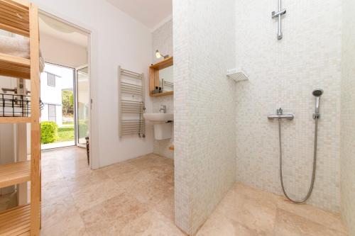 La salle de bains est pourvue d'une douche et d'un lavabo. dans l'établissement Huge Luxury Villa With Pool Near Beach in Bodrum, à Gümüşlük