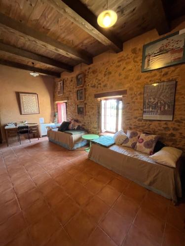 sala de estar con sofá y mesa en Albergue Rural Las Águedas, en Murias de Rechivaldo