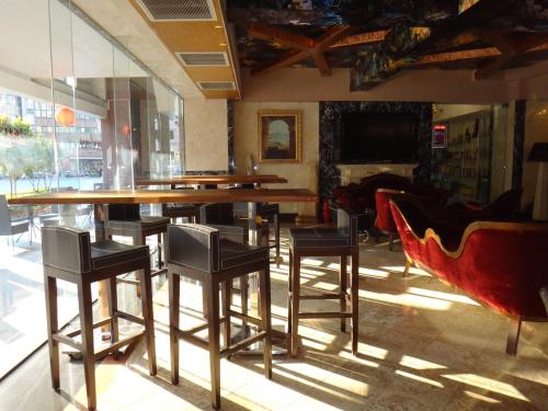 a restaurant with a large wooden table and chairs at Kingship Hotel Kaohsiung Inter Continental in Kaohsiung