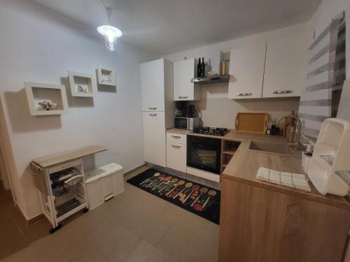 een keuken met witte kasten en een aanrecht bij Kuća za odmor Zip in Murter