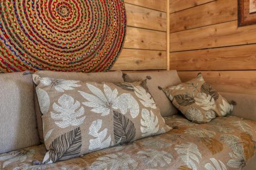 - un canapé avec des oreillers dans une chambre avec un mur dans l'établissement Vent de Boheme, à Cabannes