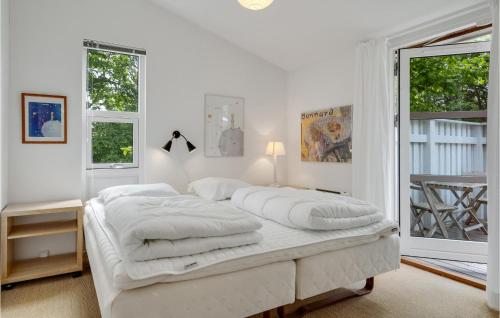 - une chambre blanche avec 2 lits et une fenêtre dans l'établissement Awesome Home In Malling With Wifi, à Malling
