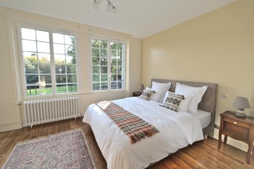 1 dormitorio con 1 cama blanca grande y 2 almohadas en Manoir de Kerguestenen en Gestel